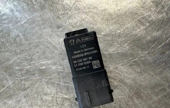 Peugeot 3008 II Glow plug pre-heat relay 9803299780