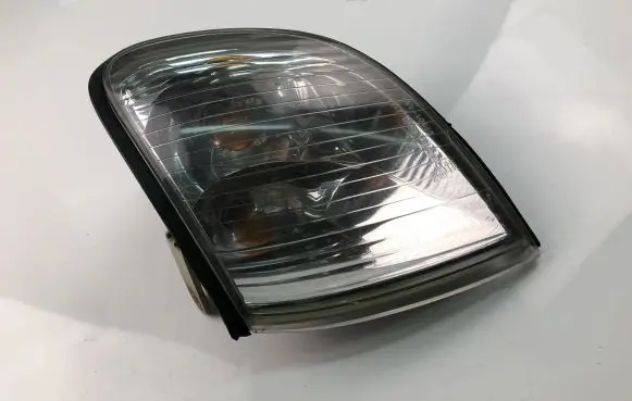 Front fender indicator light
