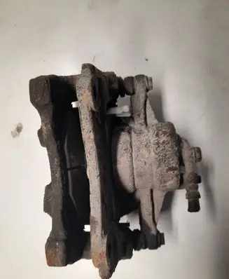 Toyota Corolla Verso E121 Front brake caliper