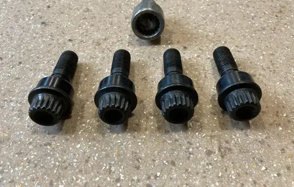 Porsche Panamera (971) Anti-theft wheel nuts and lock 