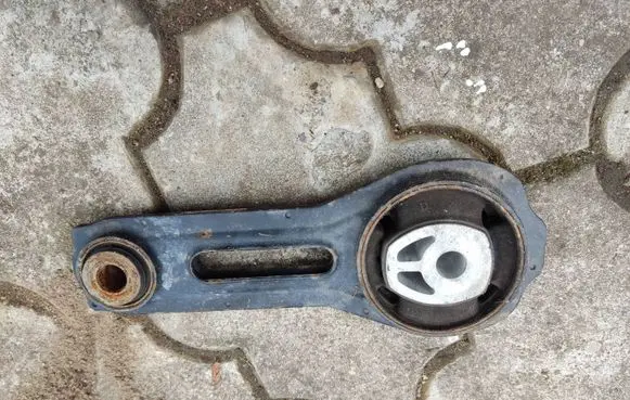 Mitsubishi Outlander Engine mount bracket