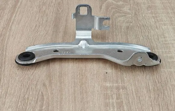 BMW 8 G16 Radiator mount bracket 7357220
