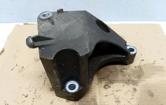 Opel Vectra C Engine mounting bracket