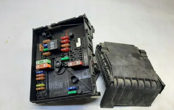 Volkswagen Golf VI Fuse module 1K0937629A