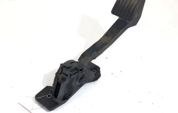 Accelerator throttle pedal