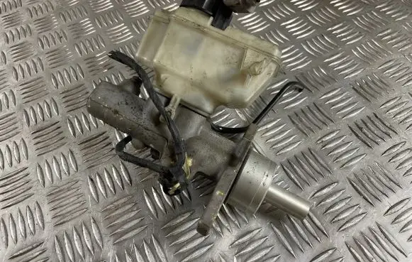 Volkswagen Golf V Master brake cylinder 1k1611301d