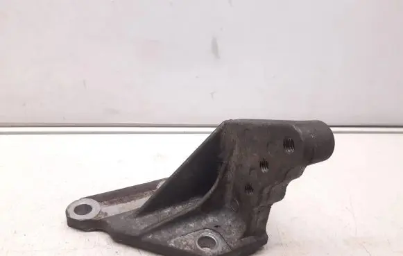 Nissan Murano Z50 Engine mounting bracket