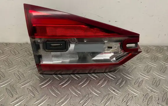 Tailgate rear/tail lights