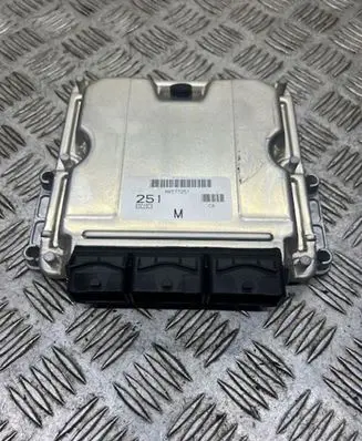 Mitsubishi Space Star Engine control unit/module 8200319968 1039S03747 0281011611