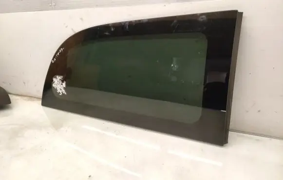 Chrysler Town & Country V Rear side window 43R001385
