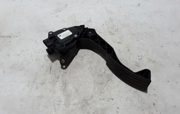 Renault Twingo III Accelerator throttle pedal 180023357R