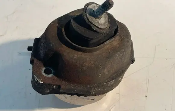 BMW X5 E53 Engine mount bracket 6758444