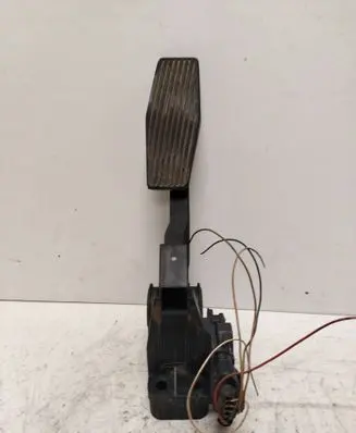 Accelerator throttle pedal