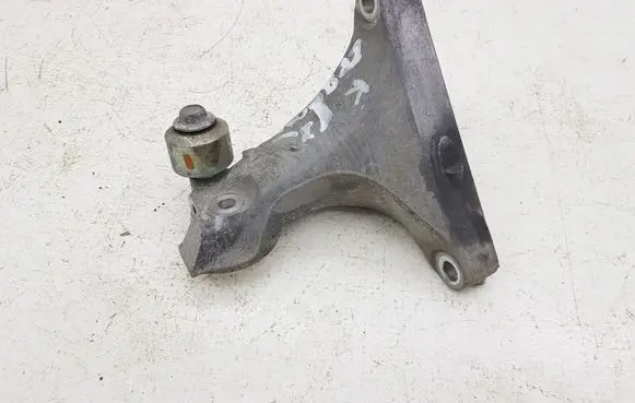 Subaru Legacy Engine mounting bracket