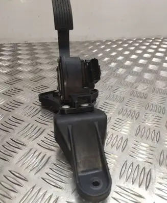 Accelerator throttle pedal