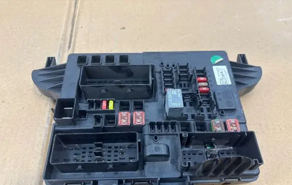 Opel Insignia A Fuse module 22737769
