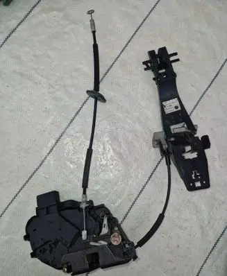 Land Rover Discovery 3 - LR3 Front door lock FQJ000205