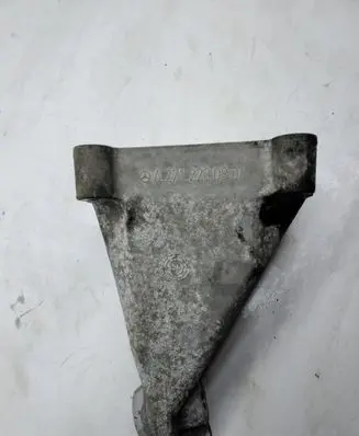 Mercedes-Benz E W211 Engine mounting bracket A2712230804