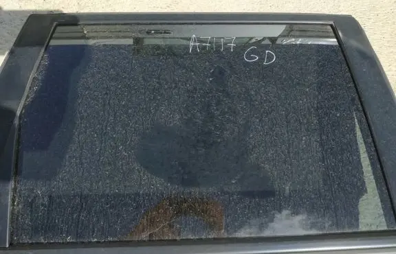 Nissan X-Trail T30 Rear door window glass