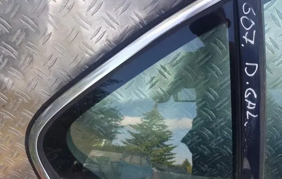 Peugeot 607 Rear vent window glass 