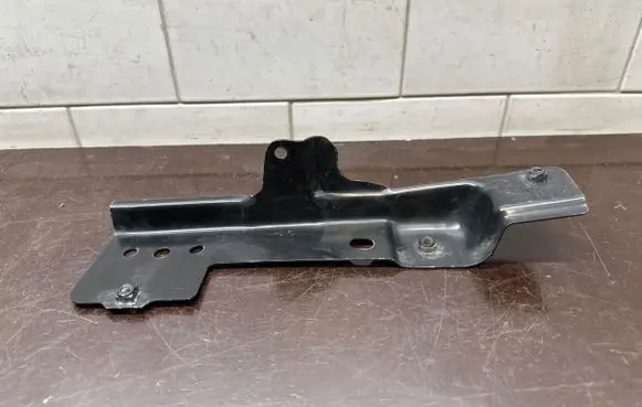 Audi Q7 4L Fender mounting bracket 4L0805698