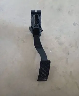 Accelerator throttle pedal