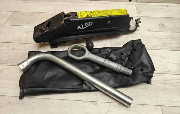 Volkswagen Touran I Tool set 1T0011031A