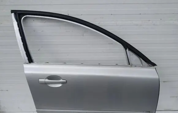 Volvo V50 Front door sidabrine