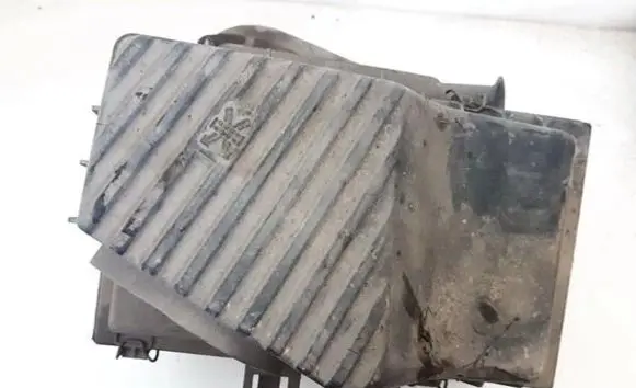 Volkswagen PASSAT B4 Air filter box 3a0129607