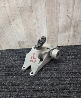 Engine mounting bracket