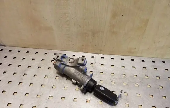 Volkswagen PASSAT B5.5 Ignition lock 4B0905851B