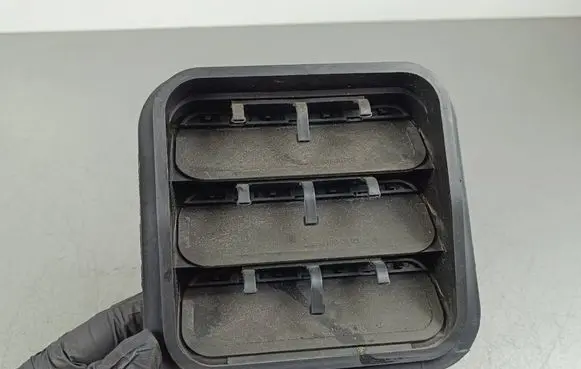 Quarter panel pressure vent