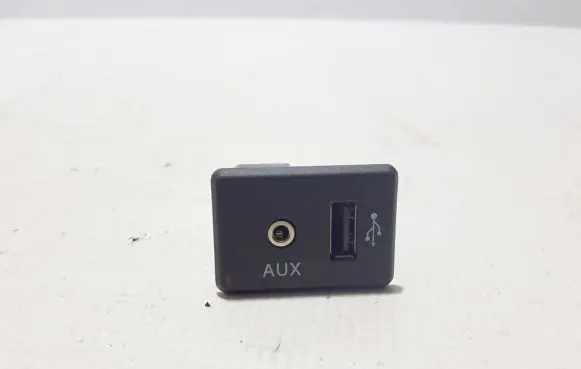 Nissan Pulsar USB socket connector 795405020