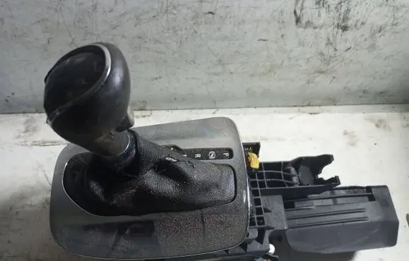 Opel Insignia A Gear selector 13316101 565537081 00020912