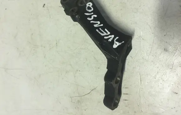 Toyota Avensis T220 Gearbox mounting bracket 3311903010