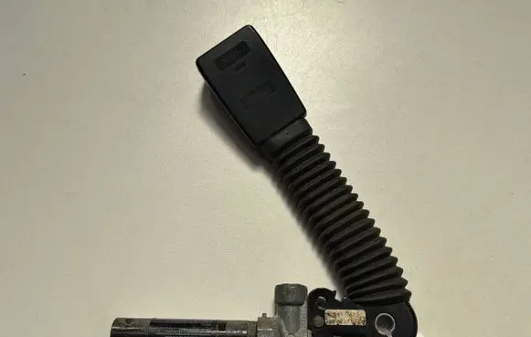 BMW 3 E46 Front seatbelt buckle 8257787