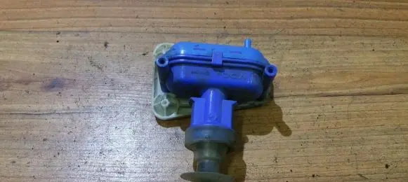 Audi 80 90 S2 B4 Central locking vacuum pump 893862123