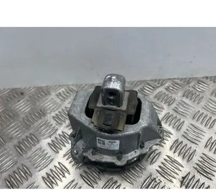 BMW 2 G42 Engine mount bracket 7581618
