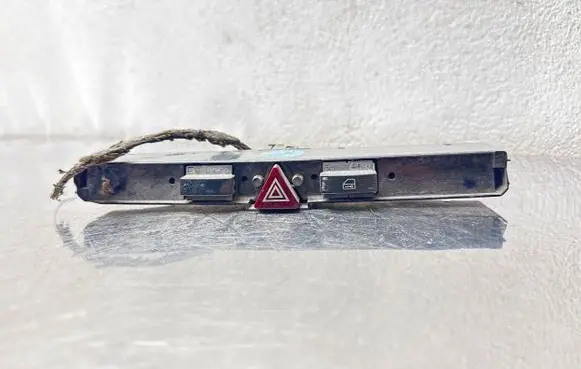 Opel Astra H Hazard light switch 13100105