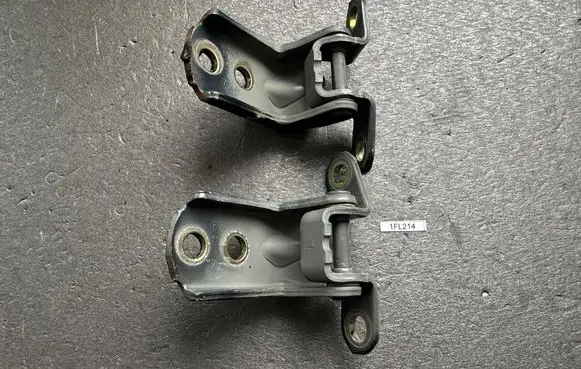 Nissan Patrol Y61 Front door hinge set 824212J000