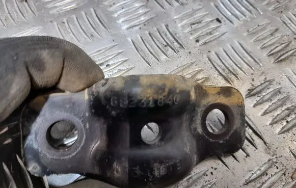 Chrysler Pacifica Sway bar bush bracket, front 68231840