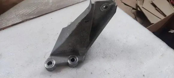 Engine mounting bracket