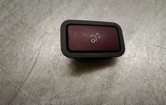 Mercedes-Benz E W212 Tailgate/boot open switch button 2118219551 31020302