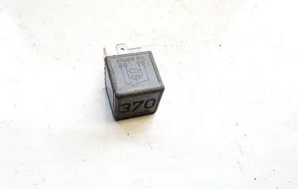 Volkswagen PASSAT B5.5 Other relay 8D0951253A v23134-j52-x300