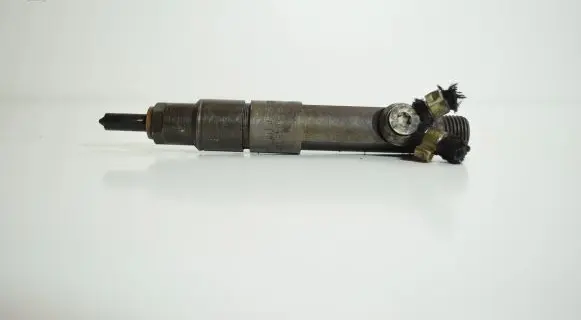Audi A6 S6 C4 4A Fuel injector 046130201E
