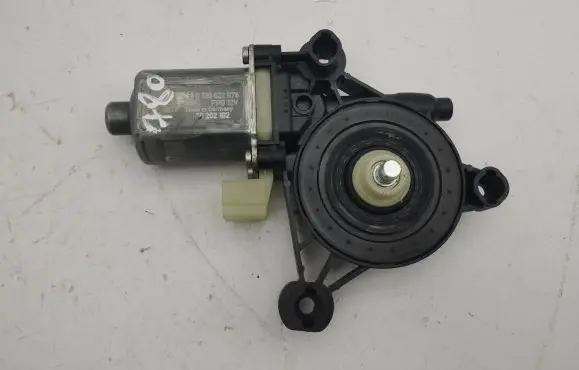 Audi Q2 - Front door window regulator motor 5q0959802c