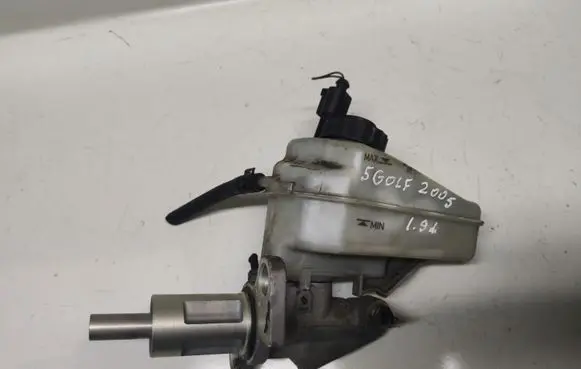 Volkswagen Golf V Master brake cylinder