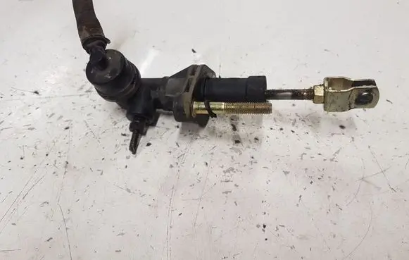 KIA Carens I Clutch master cylinder