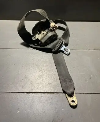 Rear seatbelt