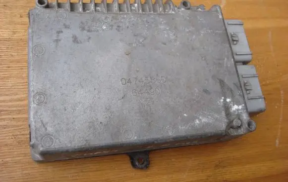 Mitsubishi Eclipse Engine control unit/module P05269833AH 9833AH